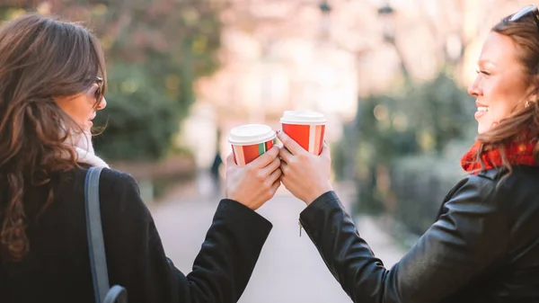 Två Vänner Dricka Bort Kaffe Kvinnor Spottar Med Caps Kaffe — Stockfoto