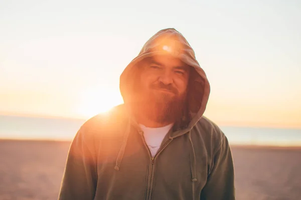 Retrato Joven Feliz Sonriente Hombre Barbudo Romántico Pie Playa Con — Foto de Stock