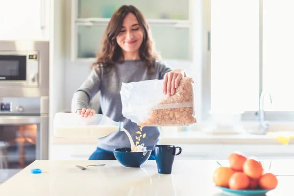 Leende Kvinna Som Förbereder Frukost Med Flingor Och Mjölk Köket — Stockfoto