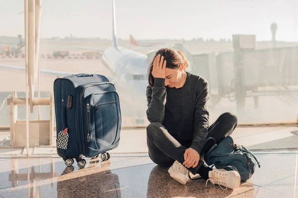 Θλιβερή Κουρασμένος Γυναίκα Που Κάθεται Στο Αεροδρόμιο Έννοια Αναπάντητες Ακυρώθηκε — Φωτογραφία Αρχείου