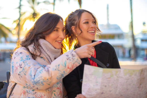 Ritratto Turisti Felici Sorridenti Che Guardano Mappa Due Giovani Belle — Foto Stock