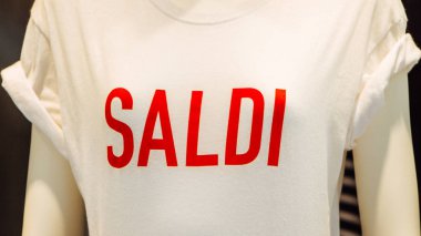 Alışveriş satışı büyük başlığı, özel indirim, saldı - beyaz t-shirt (yazıt kırmızı saldı yazdırma ile İtalyanca).