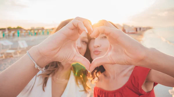 Belle Ragazze Spiaggia Facendo Segno Del Cuore Con Mani Sorridendo — Foto Stock