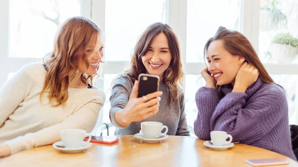 Grupp Unga Vackra Leende Kvinnor Dricka Kaffe Och Titta Smartphone — Stockfoto