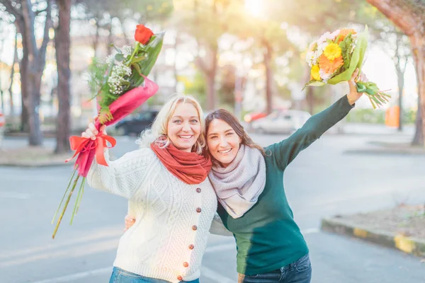 Capelli Biondi Eccitati Signora Mezza Età Guardando Sorpreso Mazzo Fiori — Foto Stock