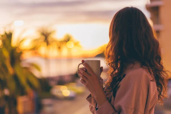 Ensam Romantisk Flicka Dricka Kaffe Tittar Solnedgången — Stockfoto