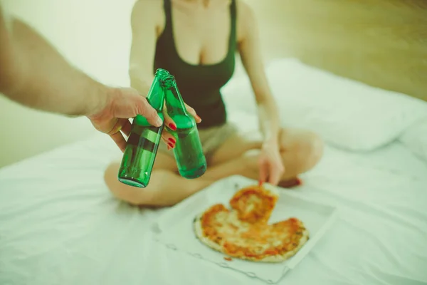 Junges Paar Trinkt Bier Und Isst Pizza Hotelzimmer Zwei Hände — Stockfoto