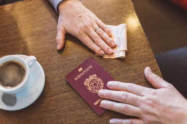 Mãos Masculinas Femininas Com Passaporte Dinheiro Mesa Conceito Imigração Ilegal — Fotografia de Stock