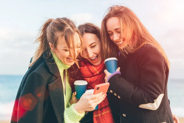 Tre Unga Glada Tjejer Titta Smartphone Och Skrattar Grupp Vänner — Stockfoto