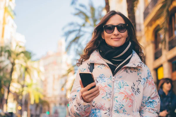 Ung Vacker Kvinna Med Solglasögon Och Smartphone Handen Gatan — Stockfoto