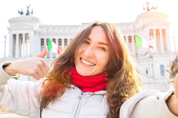 Bella Donna Sorridente Che Selfie Con Vittorio Emanuele Monumento Altare — Foto Stock