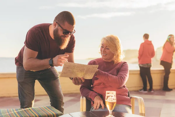 Genç Sakallı Adam Ile Harita Bardak Bira Ile Kafede Oturan — Stok fotoğraf