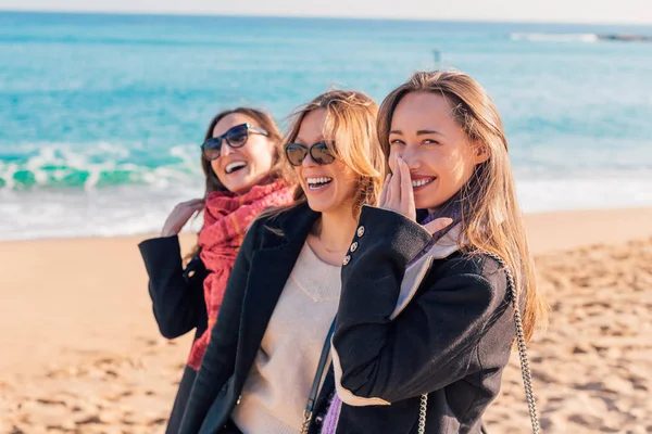Belle Ragazze Felici Che Divertono Sulla Spiaggia Invernale Barcellona Spagna — Foto Stock