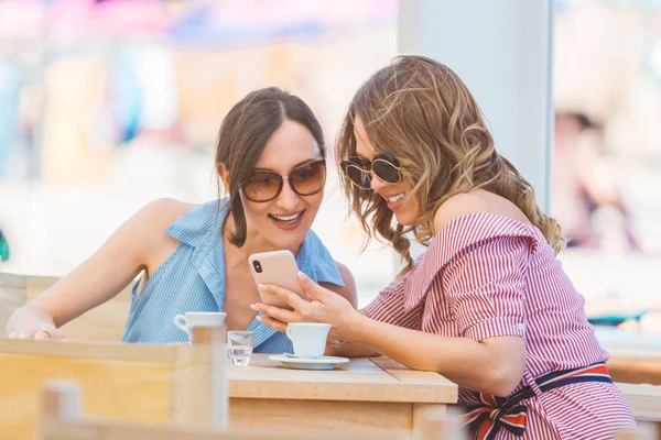 Två Flickor Titta Smartphone När Sitter Baren Och Dricker Kaffe — Stockfoto