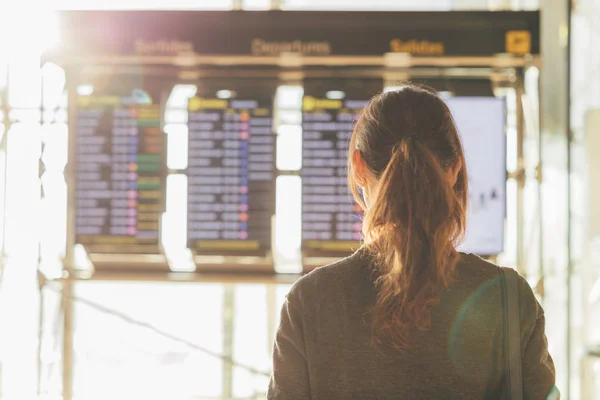 Widok Tyłu Młoda Kobieta Poszukuje Lotu Informacji Zarządu Lotnisko — Zdjęcie stockowe