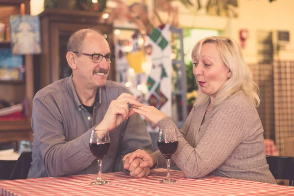 Gammal Man Sätter Ring Kvinnas Finger Typiska Italienska Restaurang Senior — Stockfoto