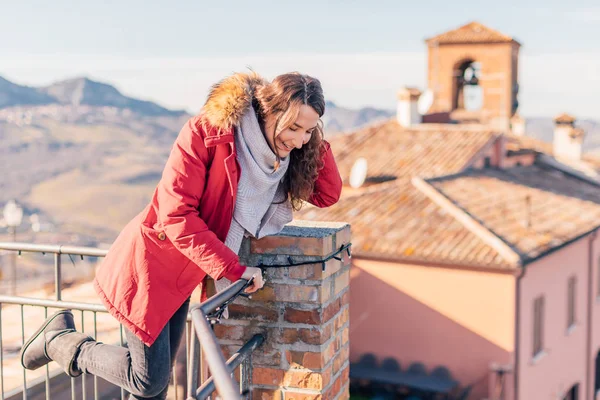 Ritratto Giovane Donna Bruna Sorridente Che Guarda Giù Dalla Terrazza — Foto Stock