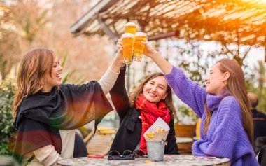 Grup tungur bardak bira restoranı - arkadaşlık ve having fun kadınlar en iyi arkadaşıyla kavramı