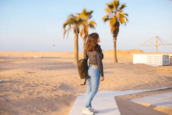 Rear View Girl Looking Away Standing Beach — Stock Photo, Image