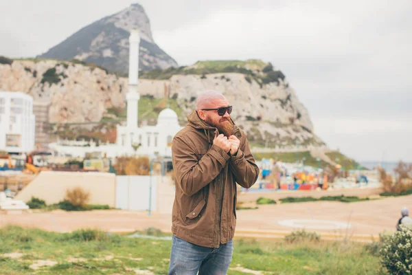 Homem Barbudo Sente Frio Congelante Turismo Visitar Gibraltar Conceito Viagem — Fotografia de Stock