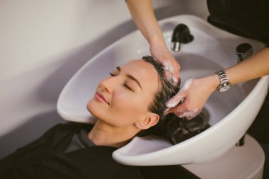 Kuaför bir müşteri, güzellik ve rahatlama kavramı için saç yıkama