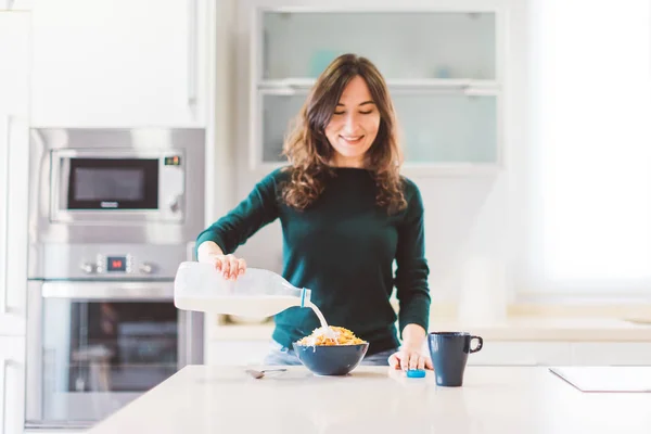 Ung Leende Kvinna Förbereder Frukost Flingor Spannmål Med Mjölk Och — Stockfoto