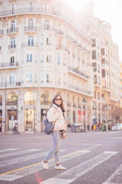 Giovane Donna Sorridente Che Attraversa Strada Ragazza Che Cammina Strada — Foto Stock