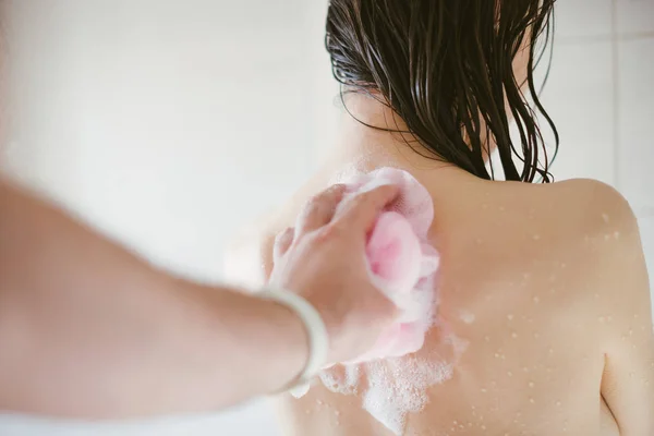 シャワーでスリムでセクシーな若い女性の背中を洗う男の手 お互いの世話をするカップル Pov画像 私のコンセプトに従ってください — ストック写真