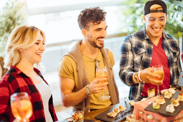 Junge Fröhlich Lächelnde Menschen Die Cocktails Trinken Und Gemeinsam Spaß — Stockfoto