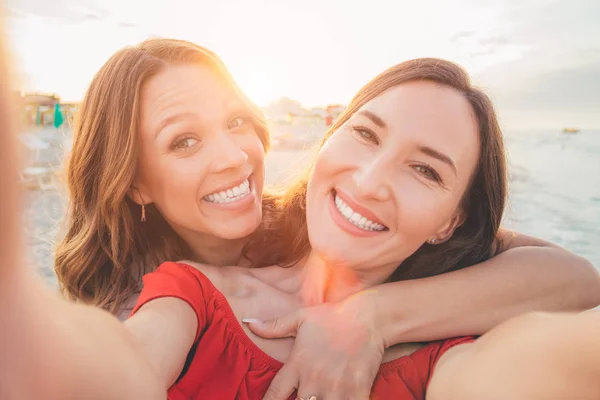 Due Amiche Sorridenti Che Fanno Selfie Sulla Spiaggia — Foto Stock