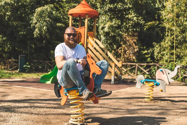 Játékos Őrült Ember Apa Lovaglás Ringató Ban Egy Park Felnőtt — Stock Fotó