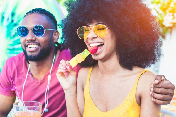 Afrikanisch Amerikanisches Junges Paar Isst Obst Und Trinkt Cocktails Sommerfest — Stockfoto