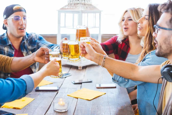 Junge Freunde Klirren Mit Bier Gemischte Rassengruppe Trinkt Und Amüsiert — Stockfoto