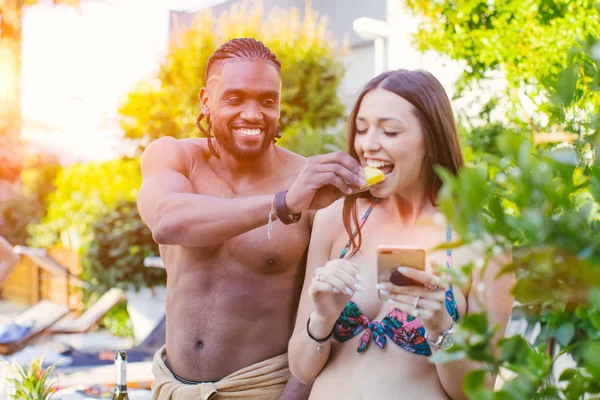 Afrikanisch Amerikanischer Kerl Gibt Seiner Weißen Freundin Ein Stück Ananas — Stockfoto