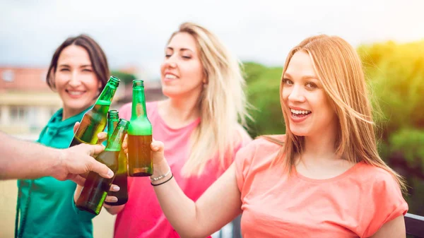 Młode Kobiety Brzęczące Butelkami Piwa Koncepcja Imprezy Przyjaźni Pov Image — Zdjęcie stockowe