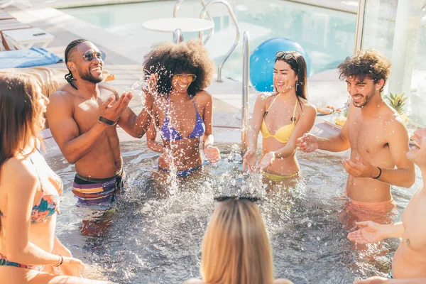 Multietnisk Grupp Ungdomar Blandad Ras Bästa Vänner Kul Jacuzzin Generation — Stockfoto