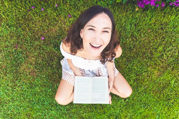 Visão Superior Menina Sorridente Feliz Sentado Grama Verde Com Livro — Fotografia de Stock