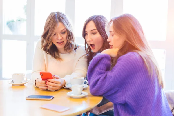 Tre Unga Vackra Kvinnor Som Tittar Smartphone Sitter Vid Bordet — Stockfoto