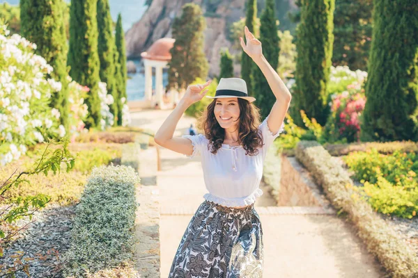 Giovane Attraente Turista Donna Travel Blogger Influencer Posa Bellissimo Giardino — Foto Stock