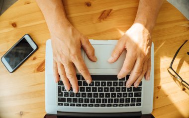 Kucak üst klavye yaşlı adamın ellerini üst görünümü - evde çalışan üst düzey insanlar, pc ve akıllı telefon konsepti kullanarak - düz yatıyordu resim