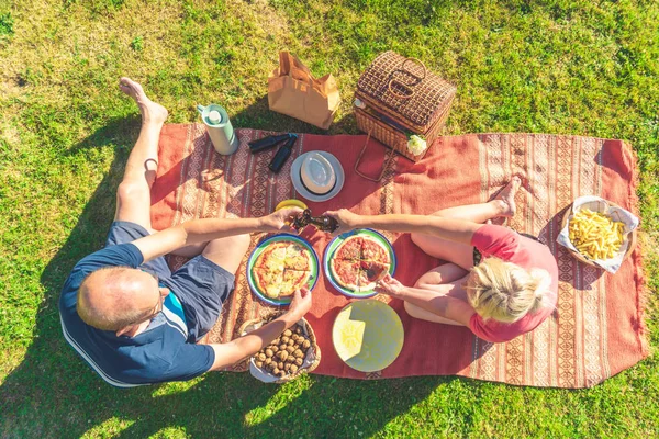 Casal Aposentado Fazendo Piquenique Jantando Livre Com Pizza Batatas Fritas — Fotografia de Stock