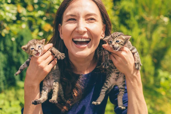 Jovem Mulher Sorridente Segurando Dois Gatinhos Suas Mãos Brincando Com — Fotografia de Stock