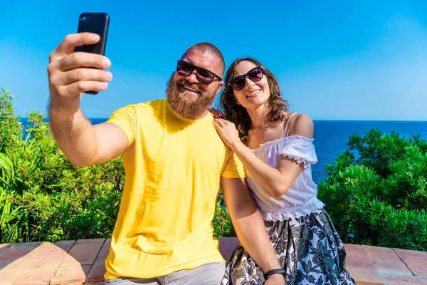 Νεαρό Ευτυχισμένο Ζευγάρι Κάνοντας Selfie Smartphone Κατά Θέα Στη Θάλασσα — Φωτογραφία Αρχείου