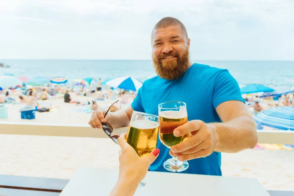 Mann Und Frau Beim Anstoßen Mit Bier Pow Bild Von — Stockfoto