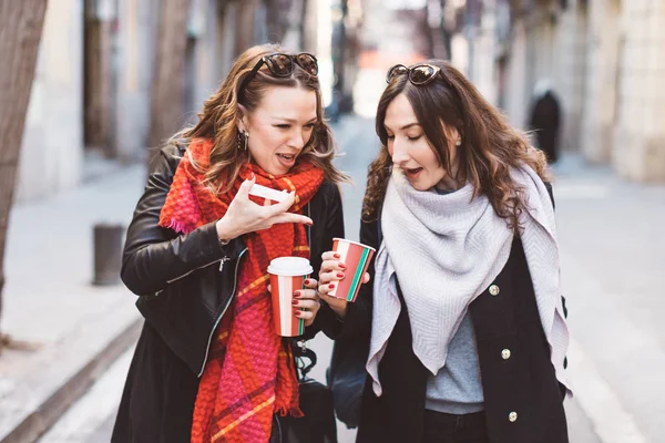 Due Amiche Che Guardano Una Tazza Caffè Con Facce Scioccate — Foto Stock