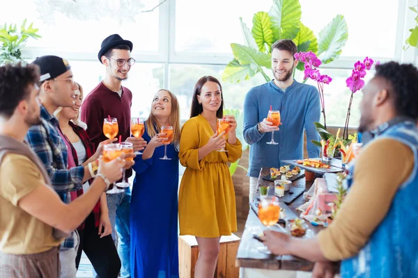 Grupo Multiétnico Jóvenes Amigos Millennials Disfrutando Buffet Fiesta Restaurante Azotea — Foto de Stock