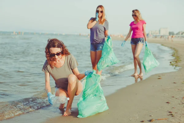 Imagem Jovens Voluntárias Recolhendo Limpeza Lixo Plástico Praia Salvar Terra — Fotografia de Stock