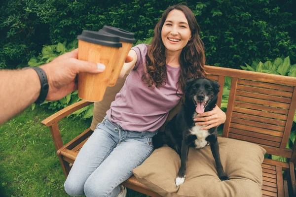 犬と夏の庭に座っている竹のコーヒーカップと若いカップルのトーストのPovイメージ 幸せな家族の概念 持続可能な生活 プラスチック削減と生態学 — ストック写真