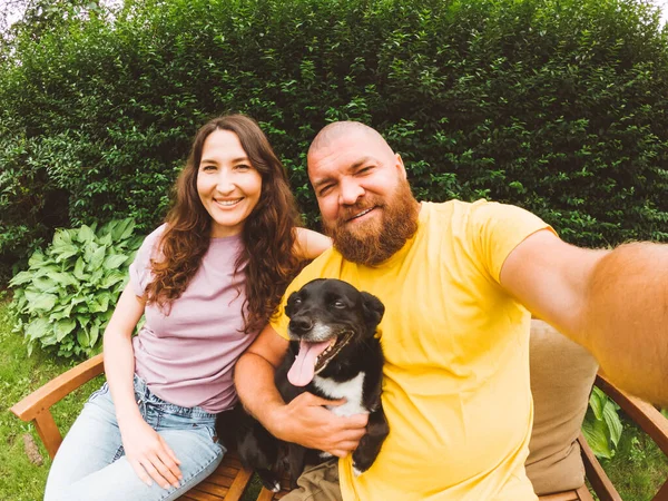 Casal Jovem Fazendo Selfie Com Cão Jardim — Fotografia de Stock