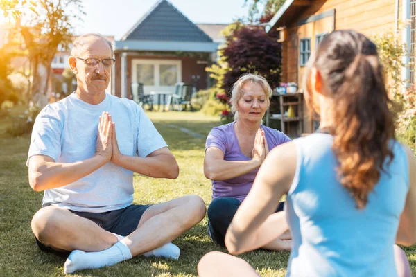 Csoportos Jógagyakorlat Szabadban Idős Emberek Trénerrel Relaxációs Gyakorlatok Meditáció — Stock Fotó